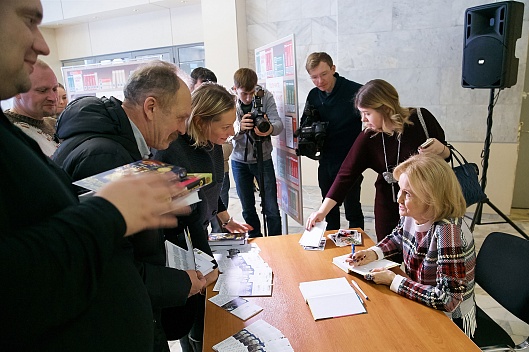 Мобильные библиотеки проекта "Книга в дорогу" открылись на московских вокзалах 