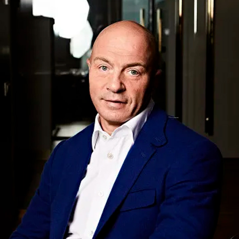 Олег Новиков