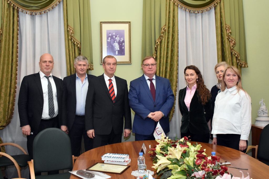 Российский книжный союз и Правительство Иркутской области подписали ряд документов, направленных на сотрудничество в области литературы, книгоиздания и развития инфраструктуры чтения