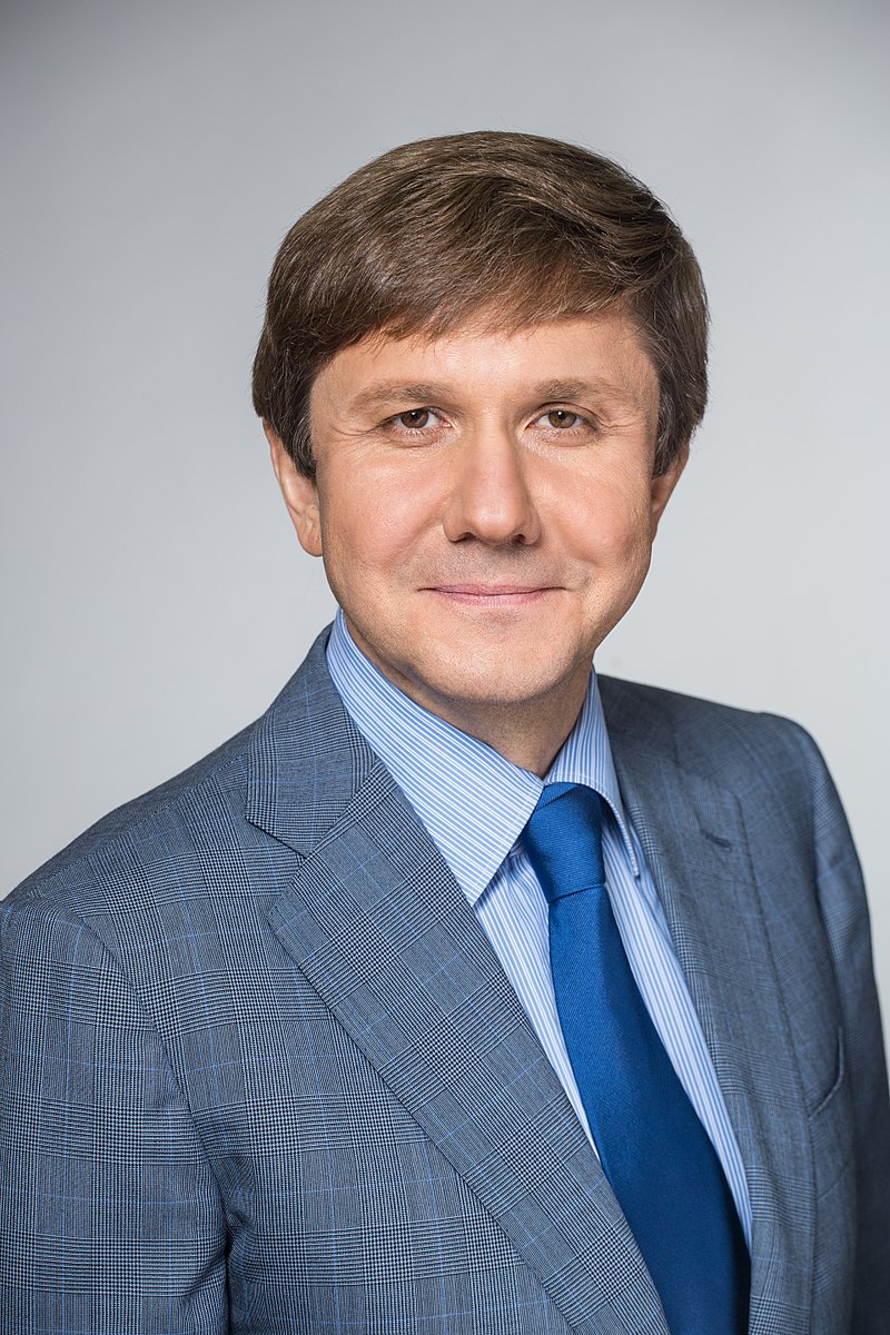 Поздравляем председателя Совета директоров АО «Управляющая компания «Просвещение» Владимира Узуна с награждением Орденом Почёта