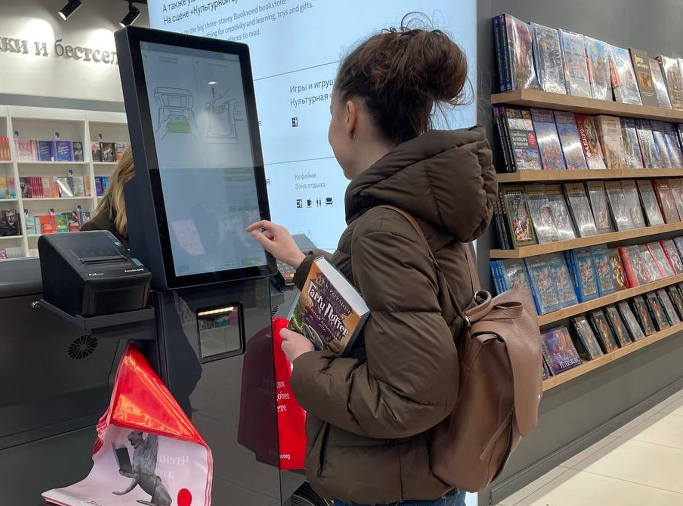 Книжная сеть «Буквоед» начала вводить первые кассы самообслуживания. Первая касса появилась во флагманском магазине в Петербурге на Невском, 46