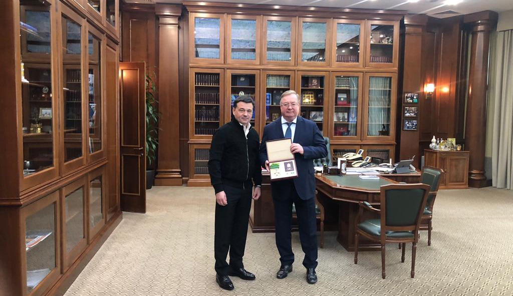 Губернатор Московской области Андрей Воробьёв вручил награду Президенту Российского книжного союза Сергею Степашину – Знак Преподобного Сергия Радонежского