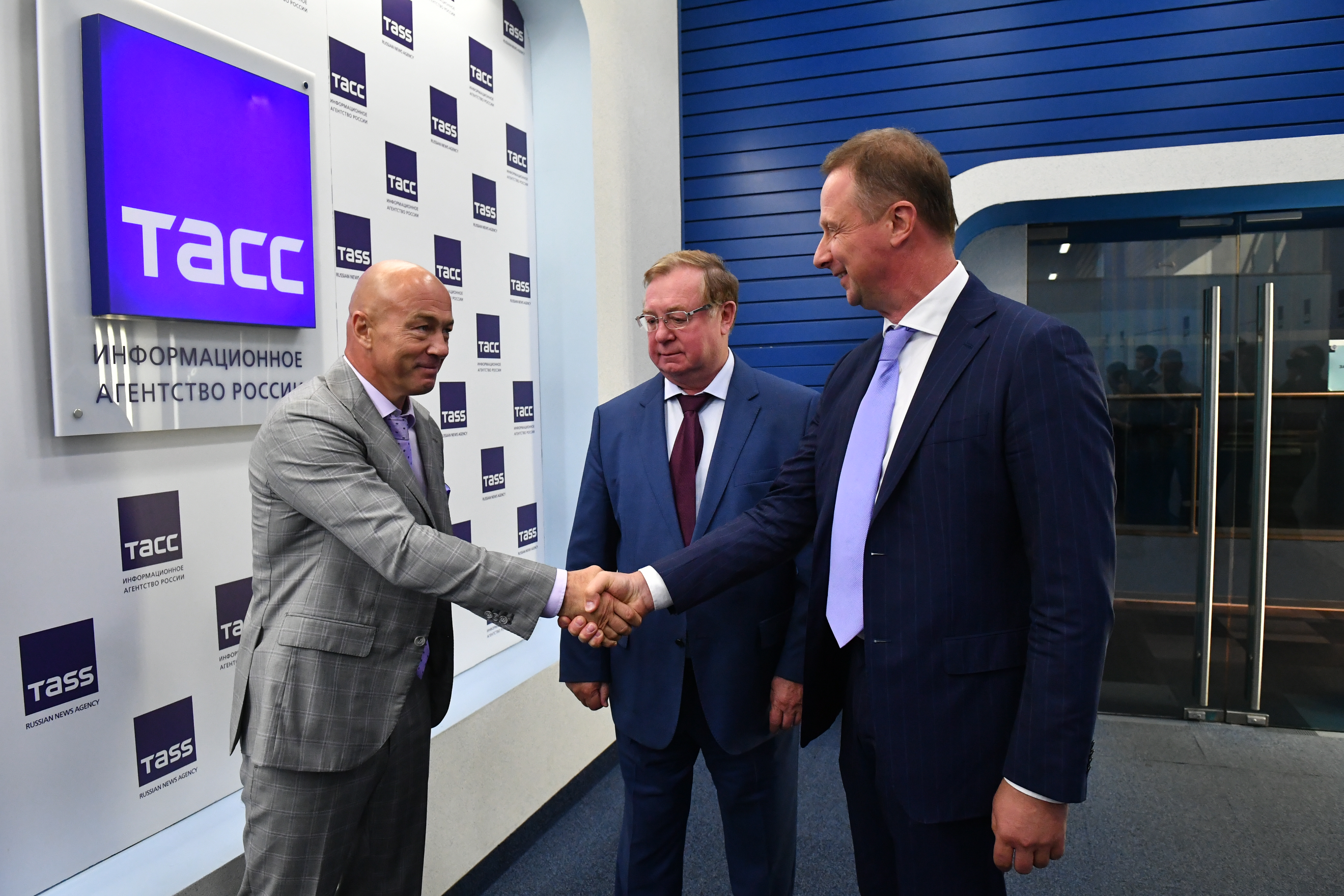 По инициативе Российского книжного союза издательства «Просвещение» и «Вентана-Граф» отказались от взаимных претензий