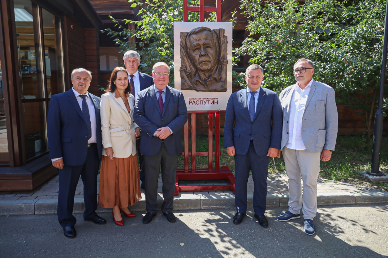 Лауреатов литературной премии имени Валентина Распутина 2022 года наградили в Иркутске