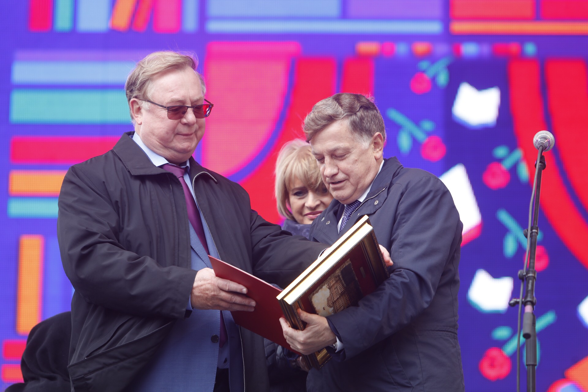 Книжный салон открыт!