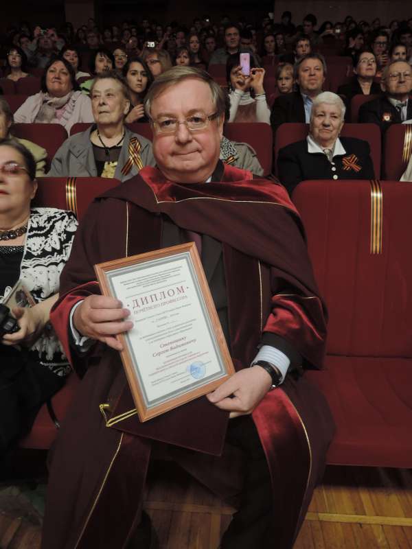 Сергей Степашин обладатель мантии Почётного профессора МГУП имени Ивана Фёдорова