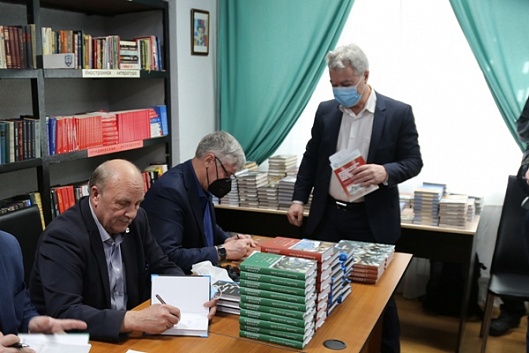 Издательство «Вече» безвозмездно передало 1,5 тысячи книг для заключенных столицы и Московской области