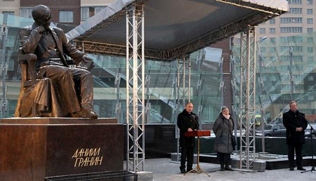 В Петербурге открыли памятник Даниилу Гранину